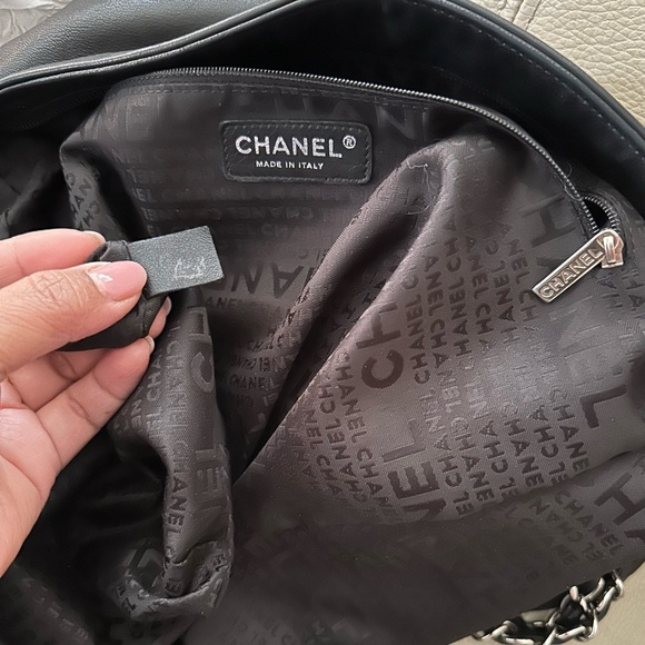CHANEL bag , like new , AUTHENTIC lambskin ultimate soft leather shoulder bag - Picture 15 of 15